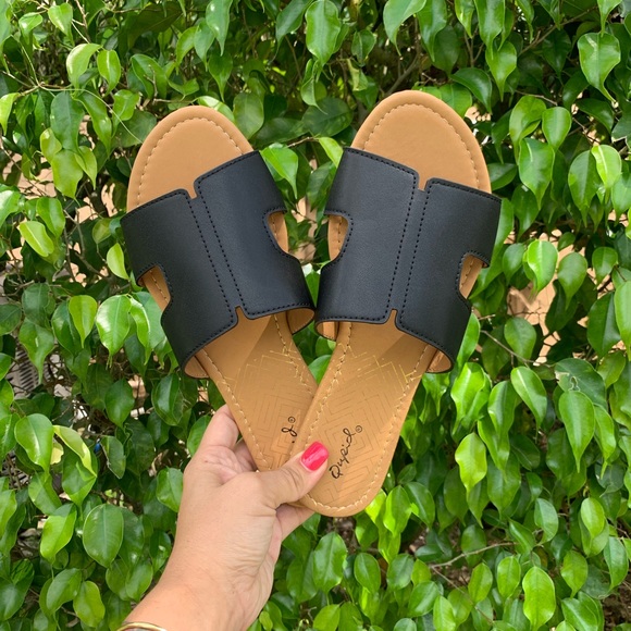 ⚡️FLASH SALE ⚡️ • Price Firm• Black Slide Sandals - Picture 2 of 4